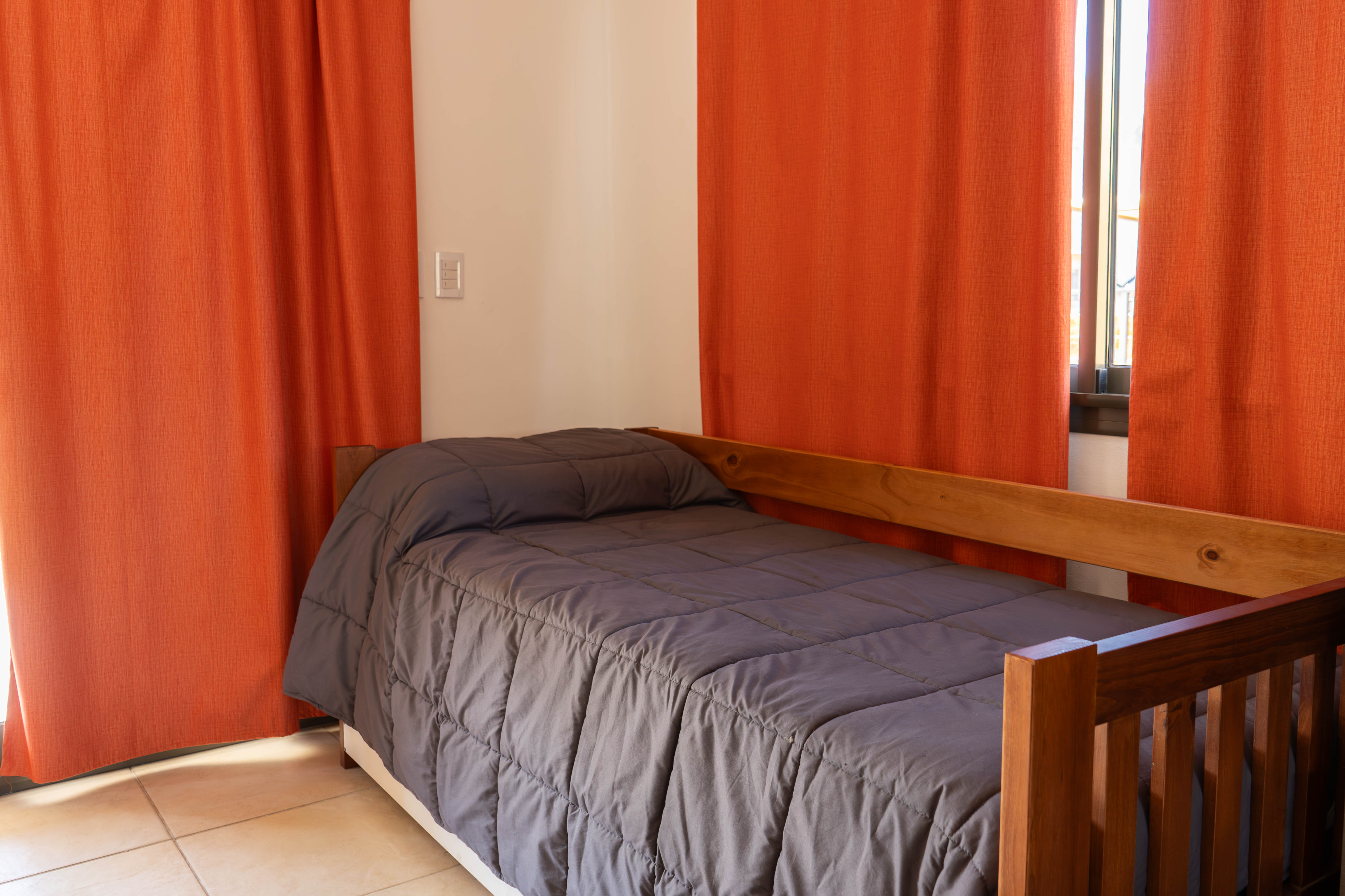 Cama simple y sillon